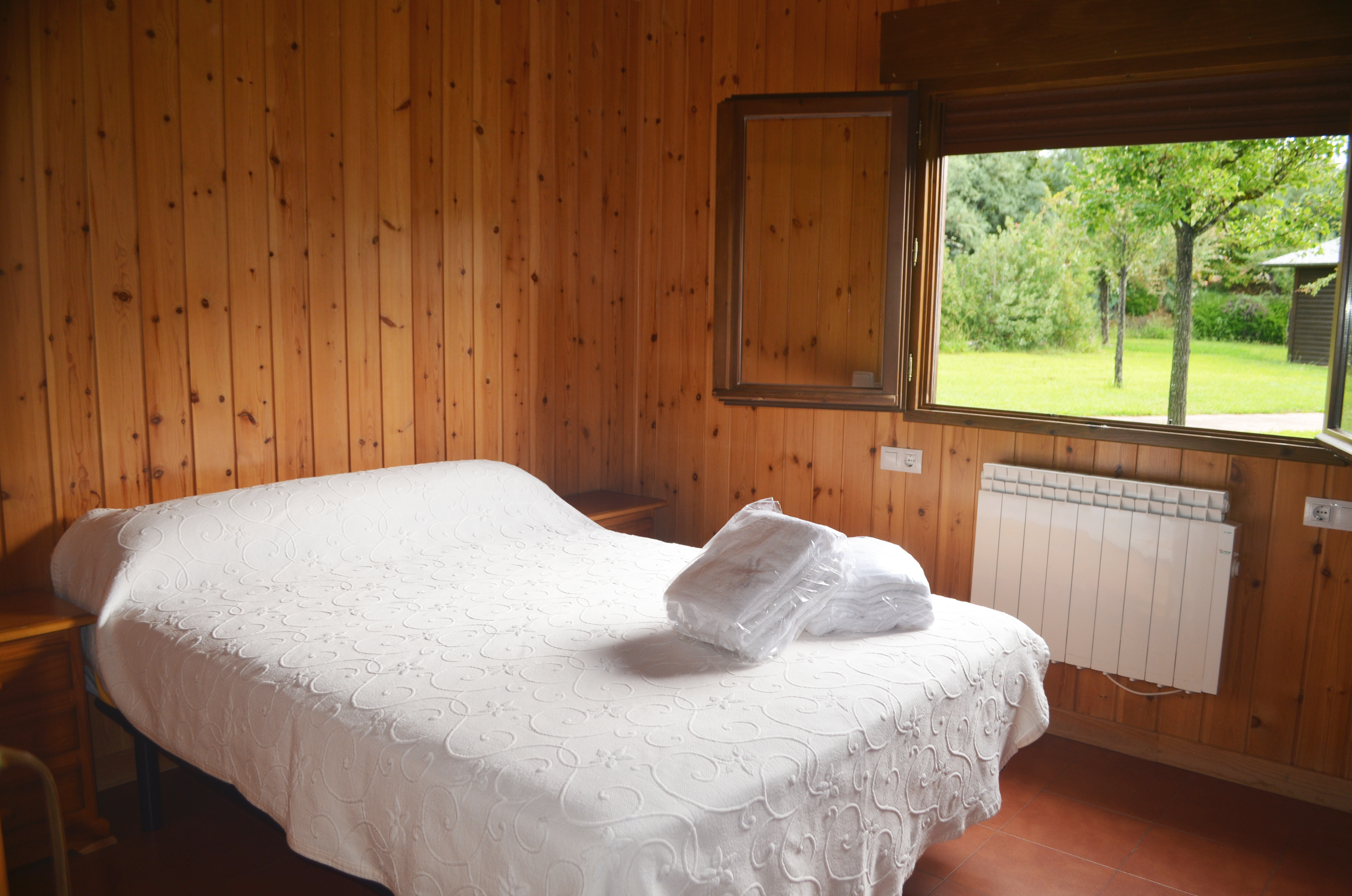 Cama de matrimonio de una cabaña