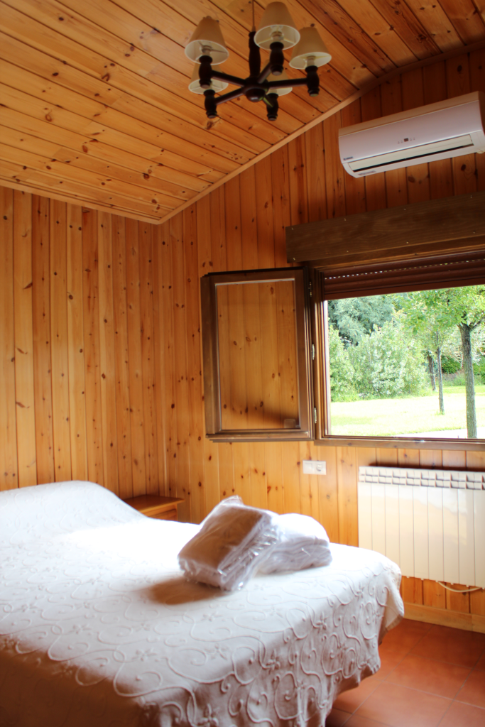 Cama de matrimonio de una cabaña