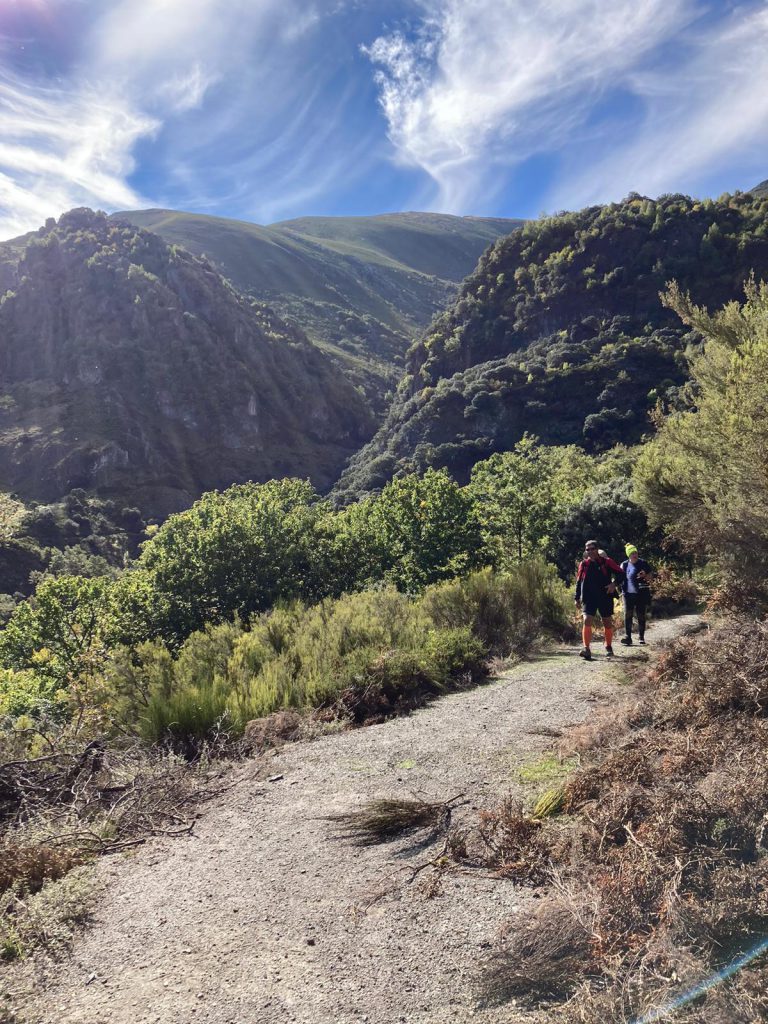 Dos excursionistas descendiendo por un sendero