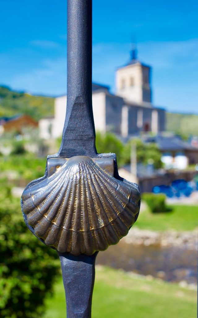 Una Vieira de Bronce, Señal del Camino de Santiago