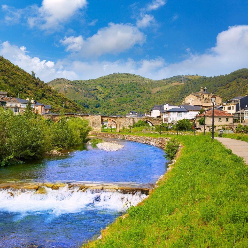 Represa y Puente Romano (al fondo) en Villafranca del Bierzo