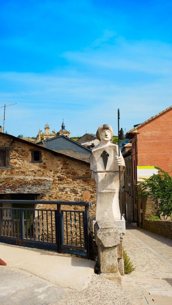 Estatua de un peregrino en Villafranca del Bierzo