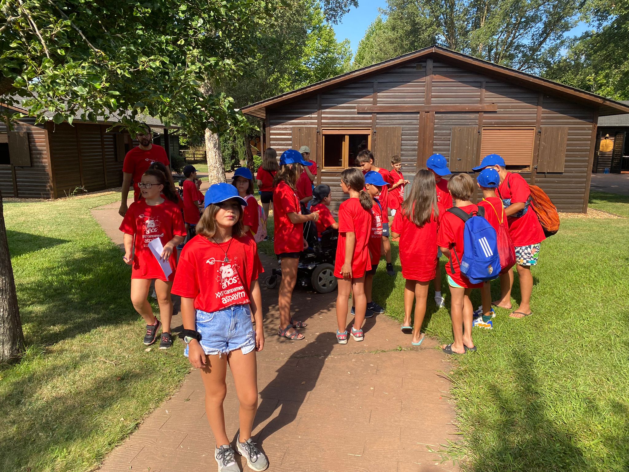 varios niños del campamento ASPAYM en las instalaciones de El Bosque de los Sueños