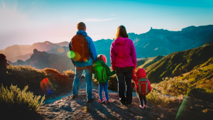 Familia realizando un viaje de turismo rural