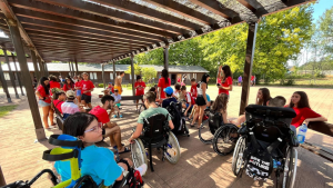 Varios niños y niñas participan en las actividades del Campamento ASPAYM en El Bosque de los Sueños