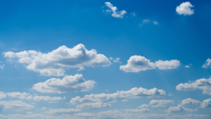 Cielo despejado con alguna nube