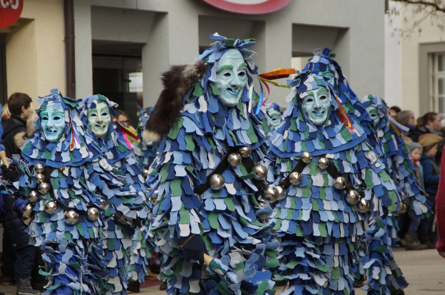 Personas disfrazadas durante el desfile de Carnaval