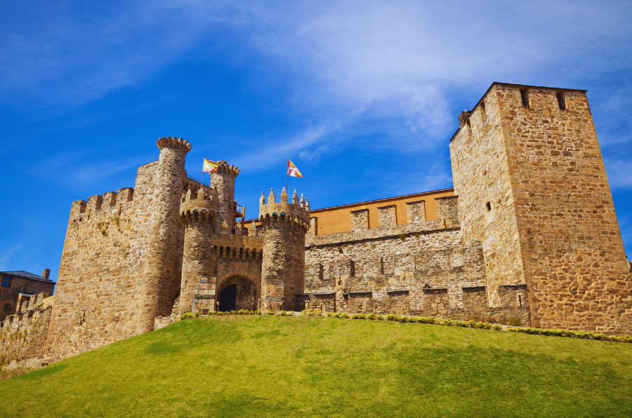 Vista de una de las fachadas del castillo templario de Ponferrada