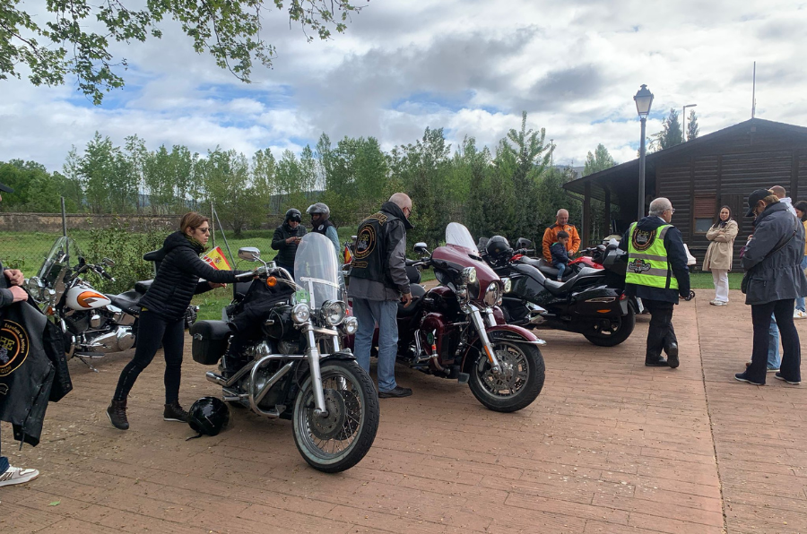 Motos aparcadas en el recinto de El Bosque de los Sueños