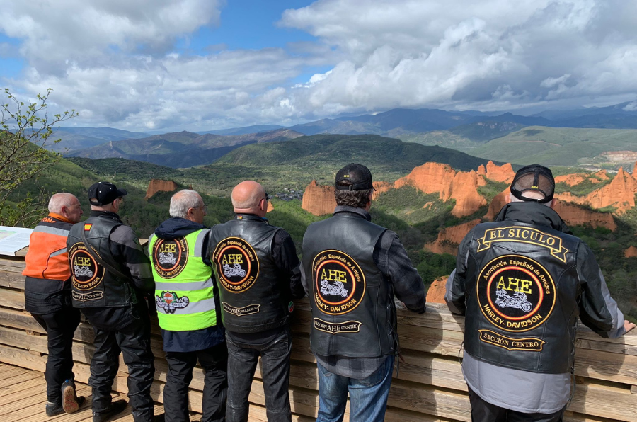 Un grupo de moteros observa el paisaje de las Médulas en El Bierzo