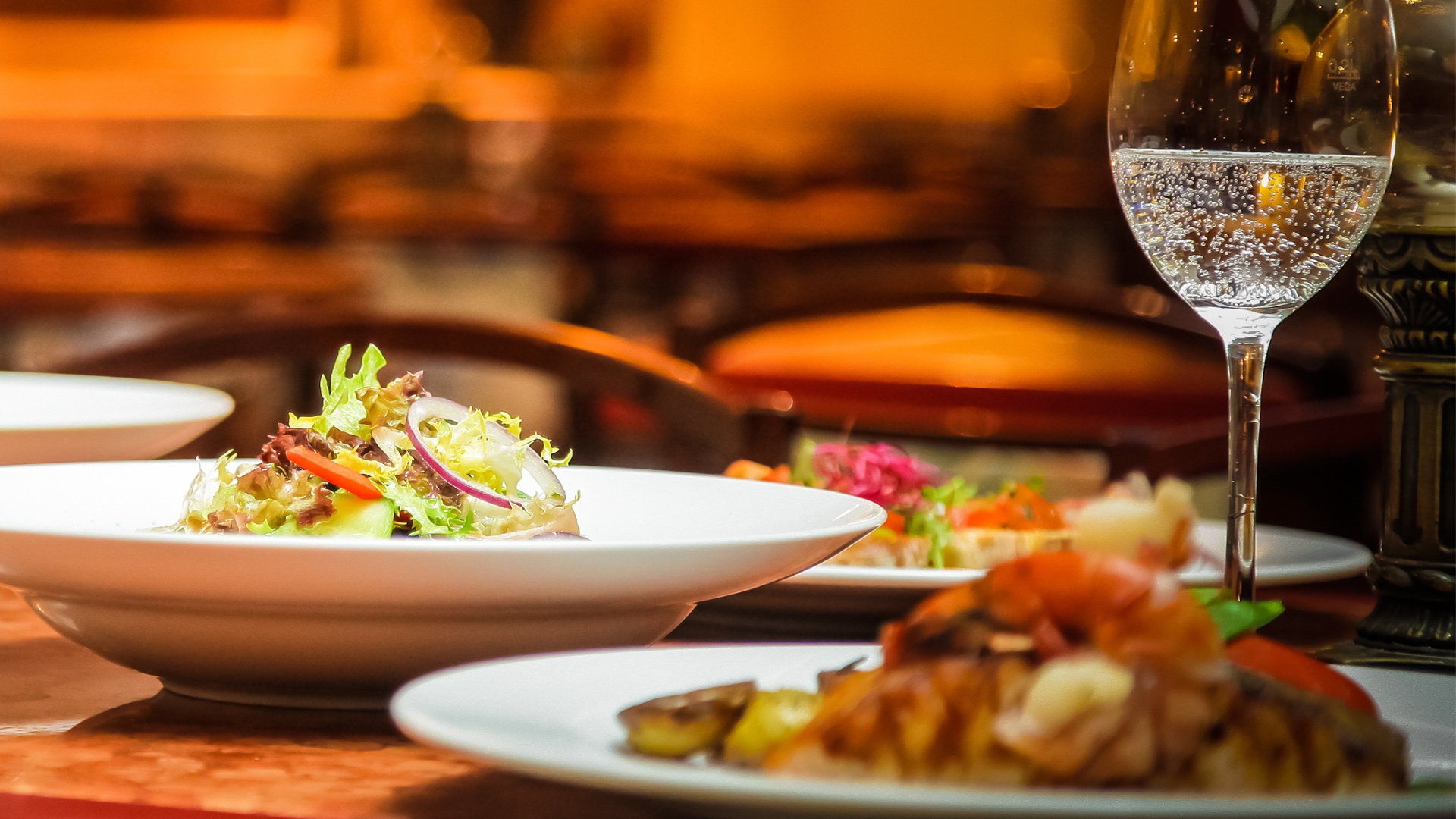 Varios platos y una copa colocados en una mesa para su degustación