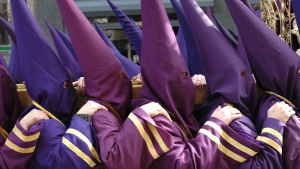 Cofrades levantando un paso de Semana Santa