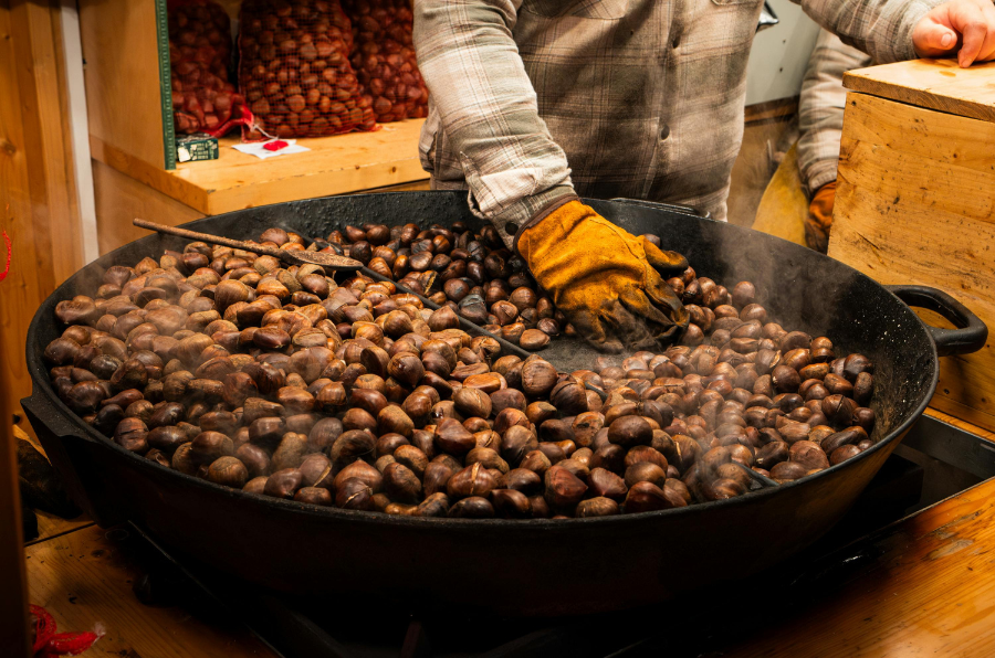 Persona asando castañas